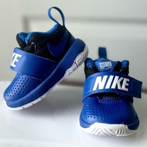 Nike team hustle d8 size 2c